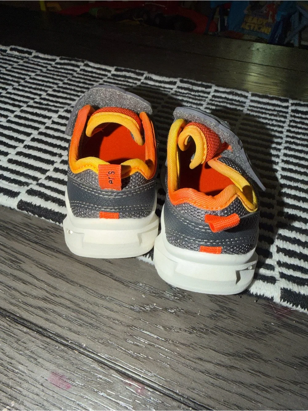 Boy’s dinosaur Carter’s light up shoes size 6 like new.